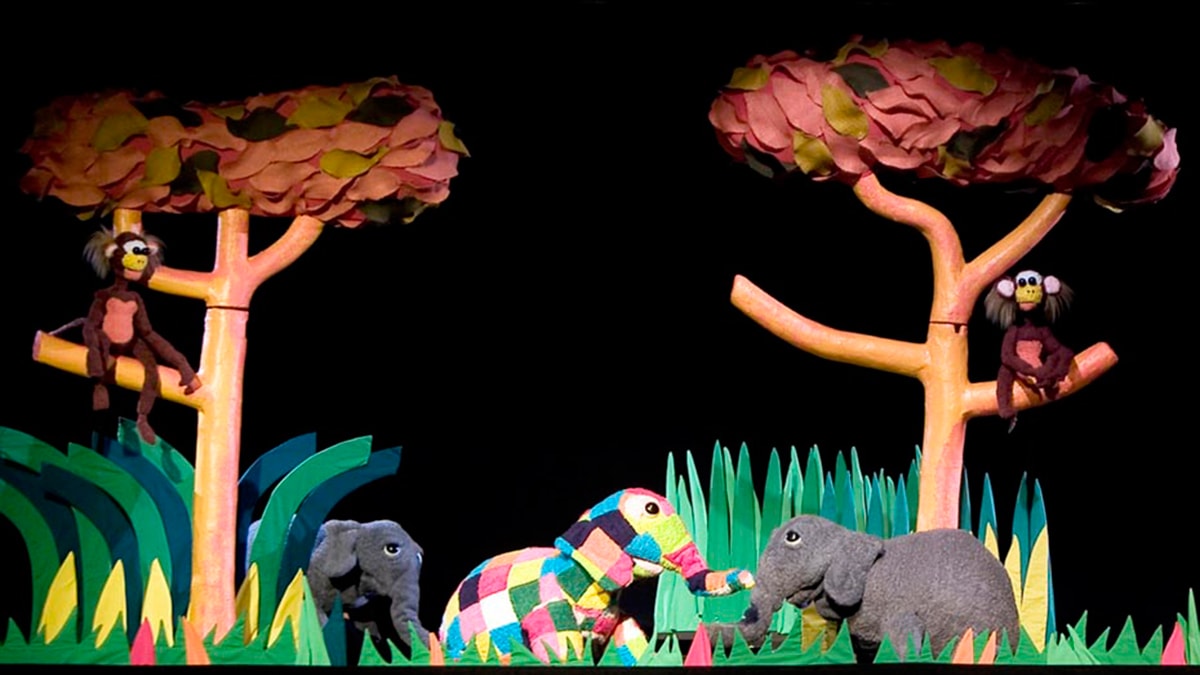 Elmer, el elefante es una obra de títeres de tela en la sala Teatro Cuarta Pared