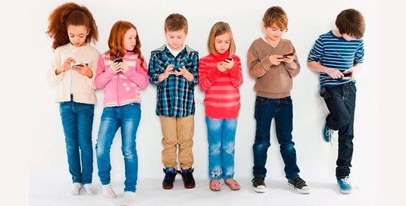 niños que usan móvil